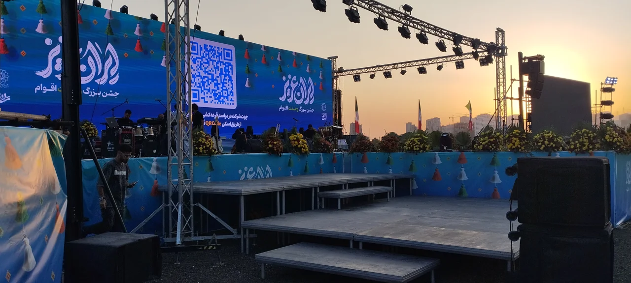 اجاره و اجرای تجهیزات صدابرداری . نورپردازی . استیج و نمایشگرهای شهری